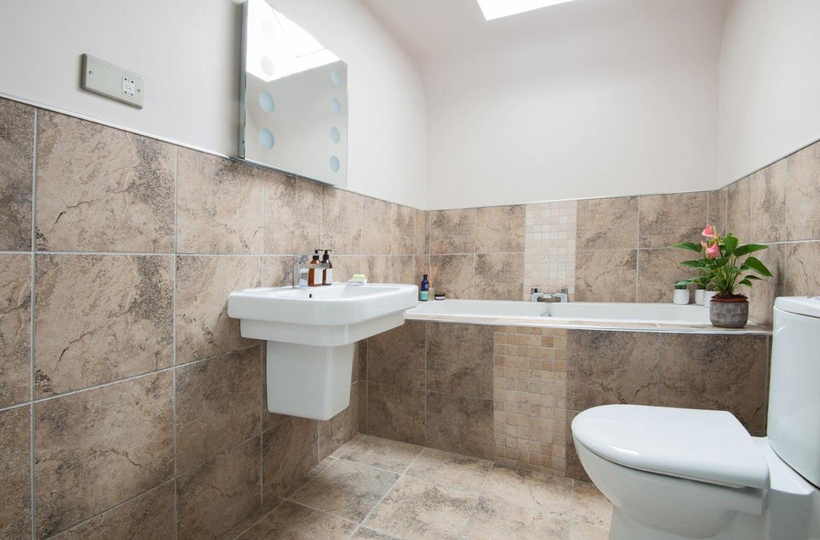 Charming 2 Bedroom Flat In The Heart Of Kirriemuir קירמיור מראה חיצוני תמונה