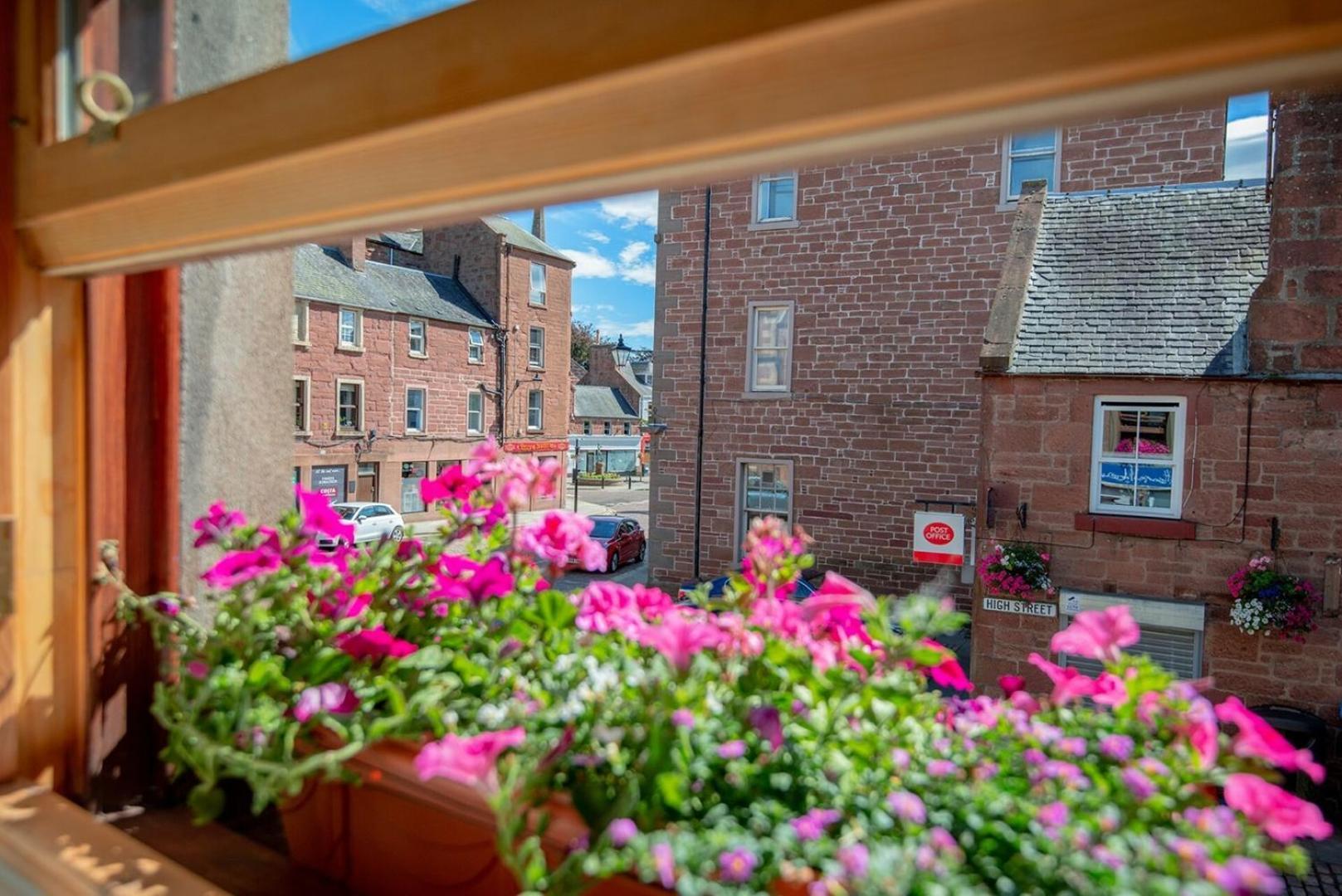 Charming 2 Bedroom Flat In The Heart Of Kirriemuir קירמיור מראה חיצוני תמונה