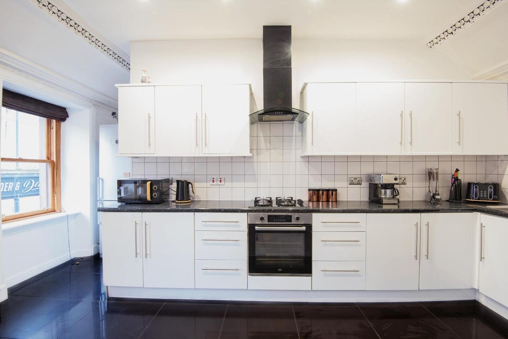 Charming 2 Bedroom Flat In The Heart Of Kirriemuir קירמיור מראה חיצוני תמונה